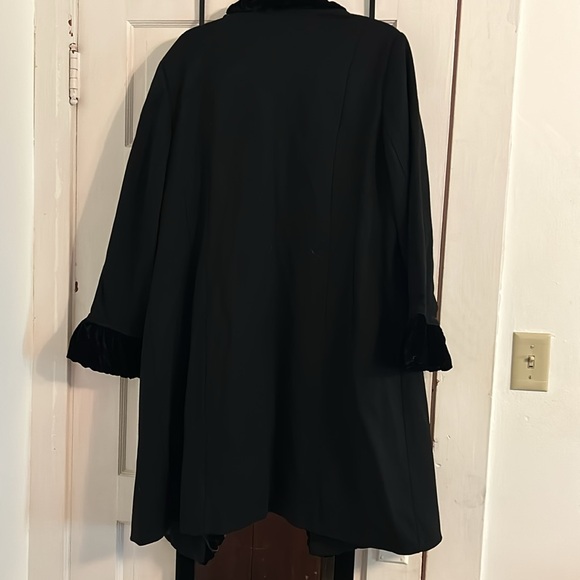 Black vintage coat with velvet trim - Picture 3 of 3